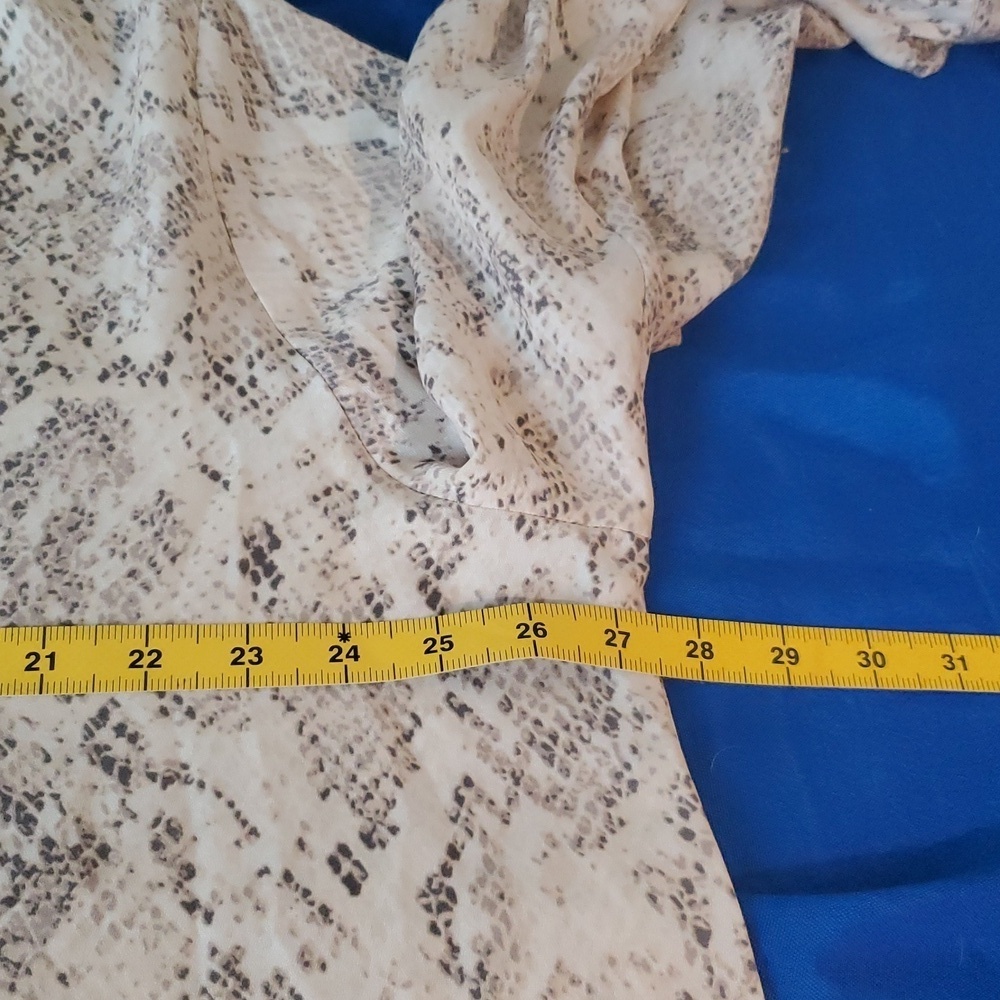 4/$20 Ava & Viv Women Top Beige Snakeskin Print Blouse Balloon Sleeve V Neck 2X - Picture 3 of 8